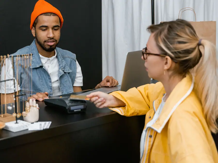 Dos personas conversando en una mesa de trabajo
