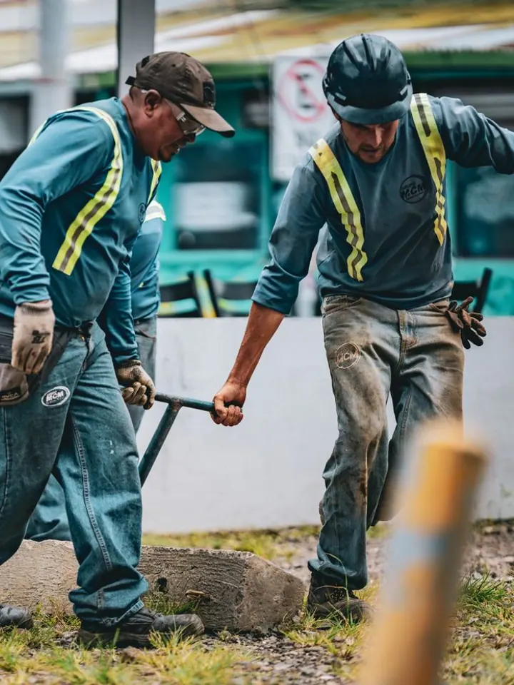 Equipo de trabajo en planta